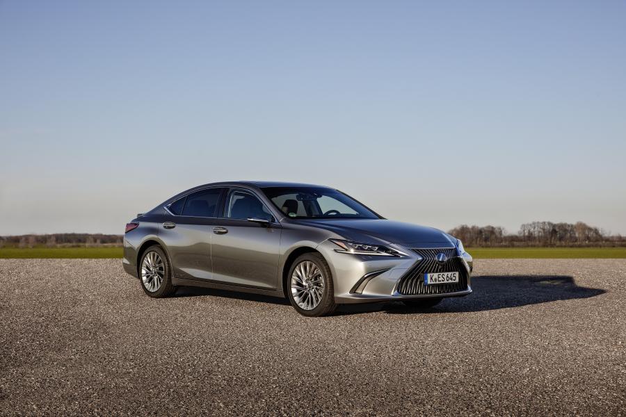  Lexus ES300h with Digital Side-View Monitor 2020 года  (EU) (фото 1 из 47)